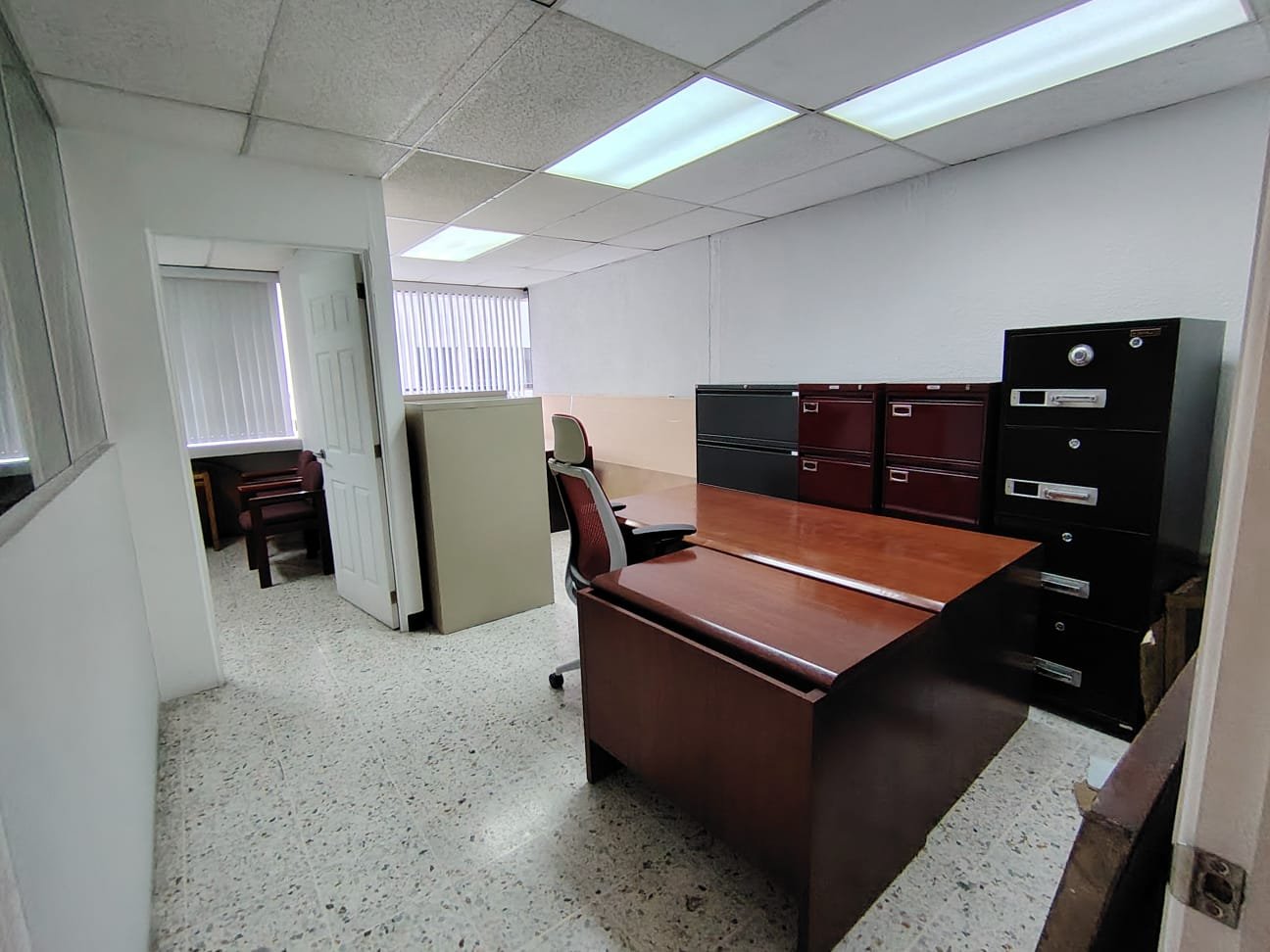 Oficina en renta tabicada en zona 10 en nivel medio