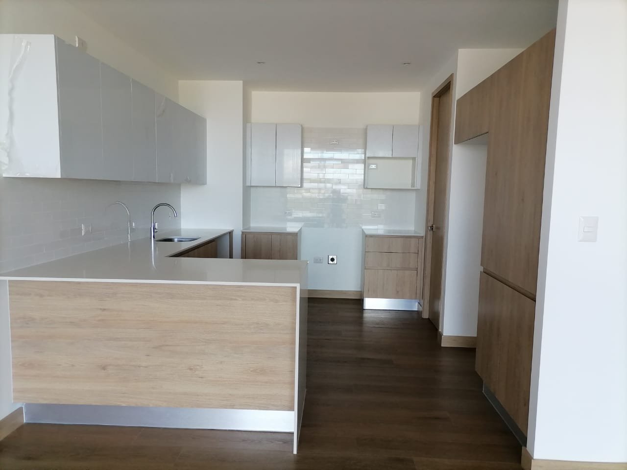 Apartamento en venta con 3 habitaciones en zona 15