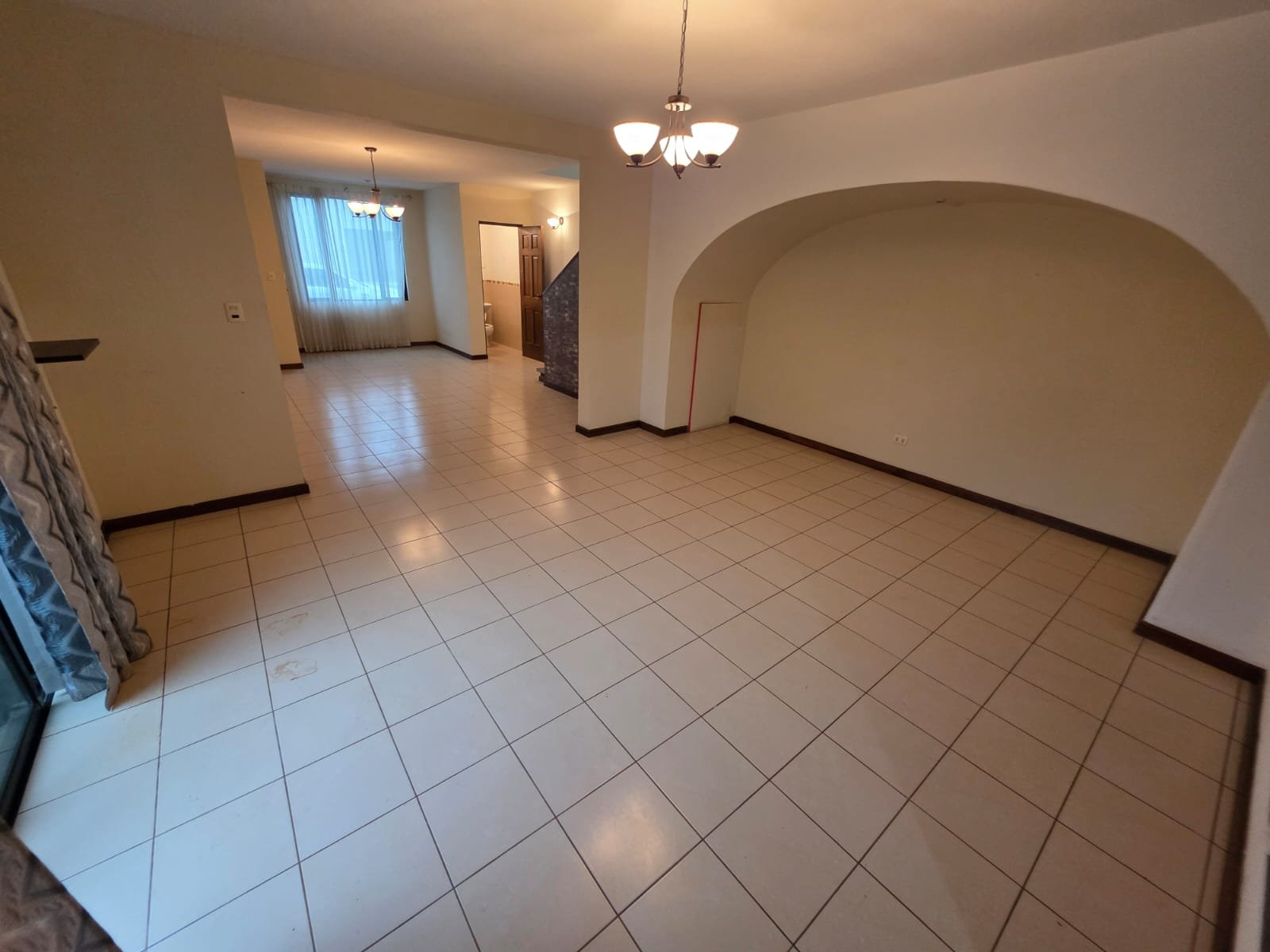 Venta de casa de 3 niveles con sala familiar en KM 19.5 CAES