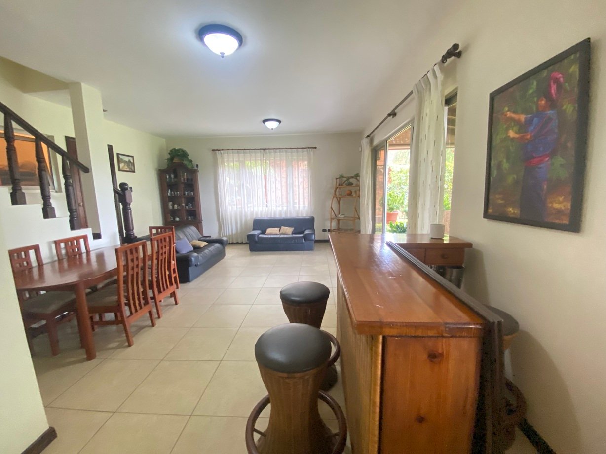 Casa en venta de 3 niveles con 3 habitaciones en CAES KM 16.5