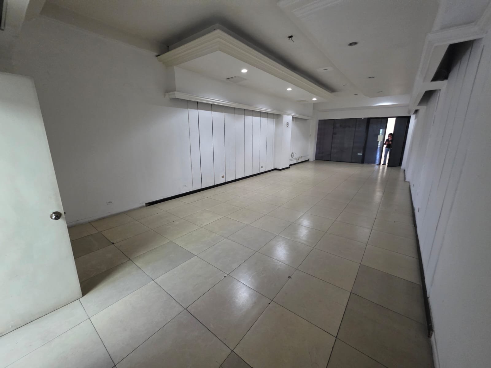 Alquilo local en Centro Comercial La Pradera Zona 10