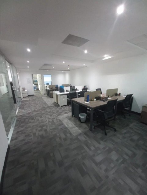 Oficina en renta amueblada con cocineta en zona 14