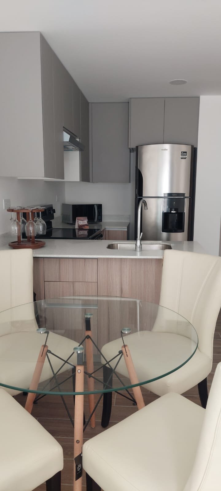 Rento apartamento 1 habitacion con balcon en zona 14