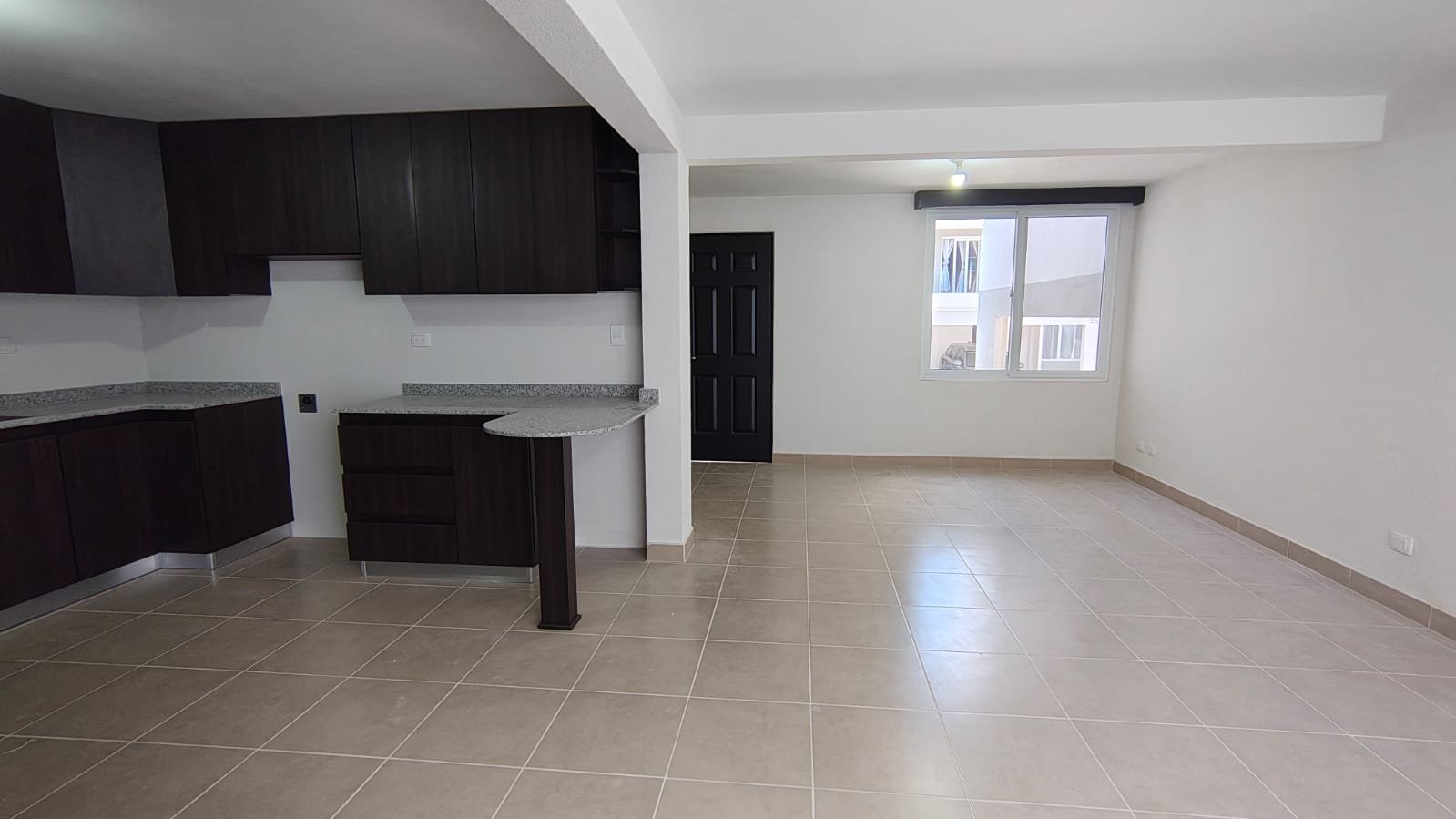 Casa en renta de 3 niveles dentro de garita en KM 16.5 CAES