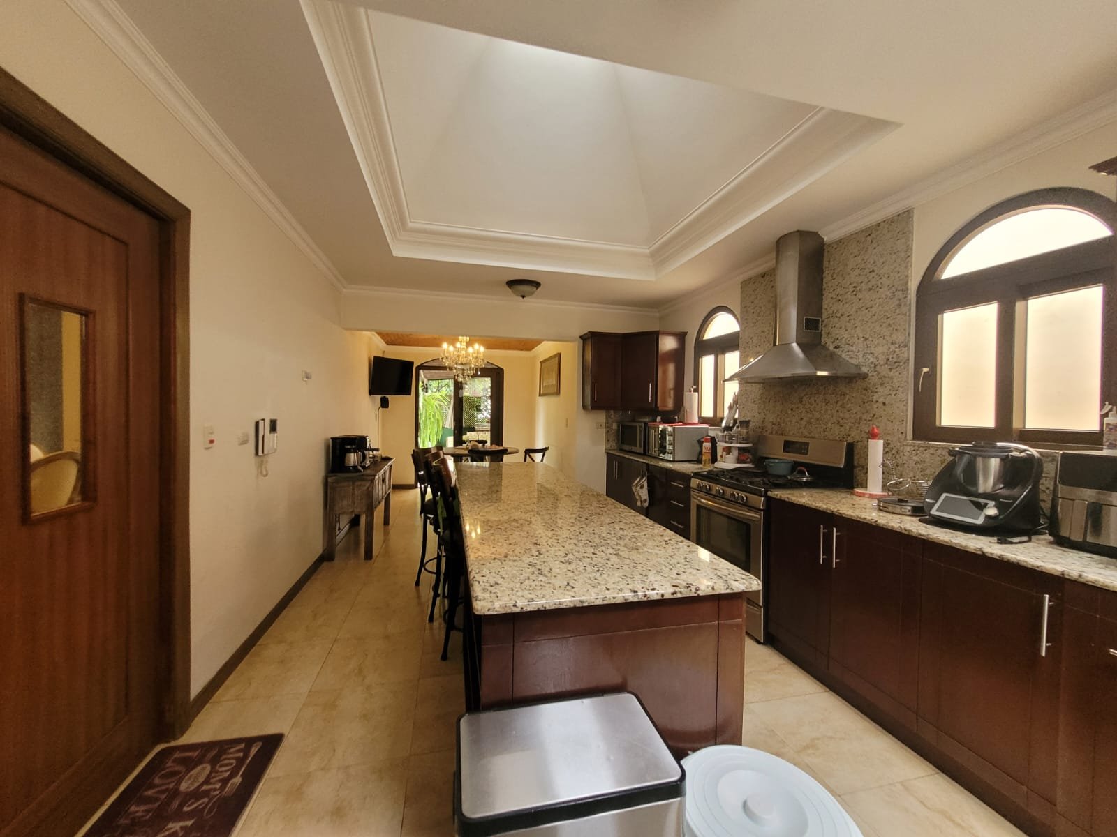 Venta de casa de 3 niveles en el encinal zona 7 de mixco