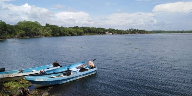 Hotel en venta a 1 km de Monterrico