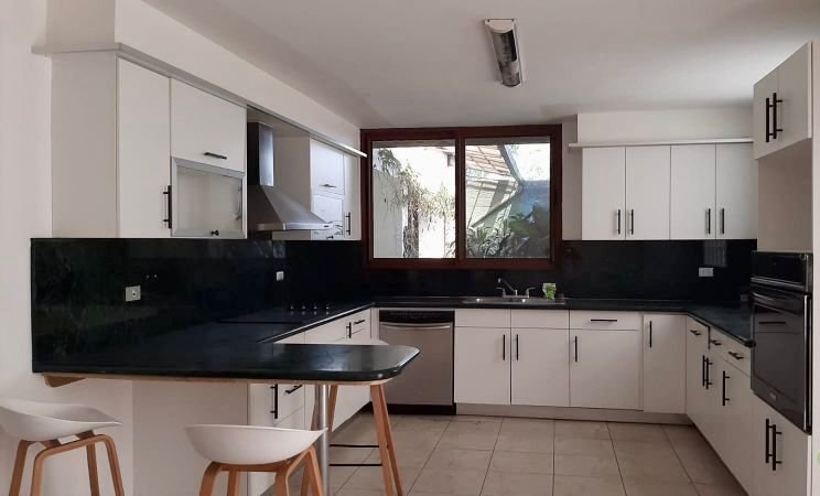 Casa con apartamento y hab de servicio en venta en zona 10
