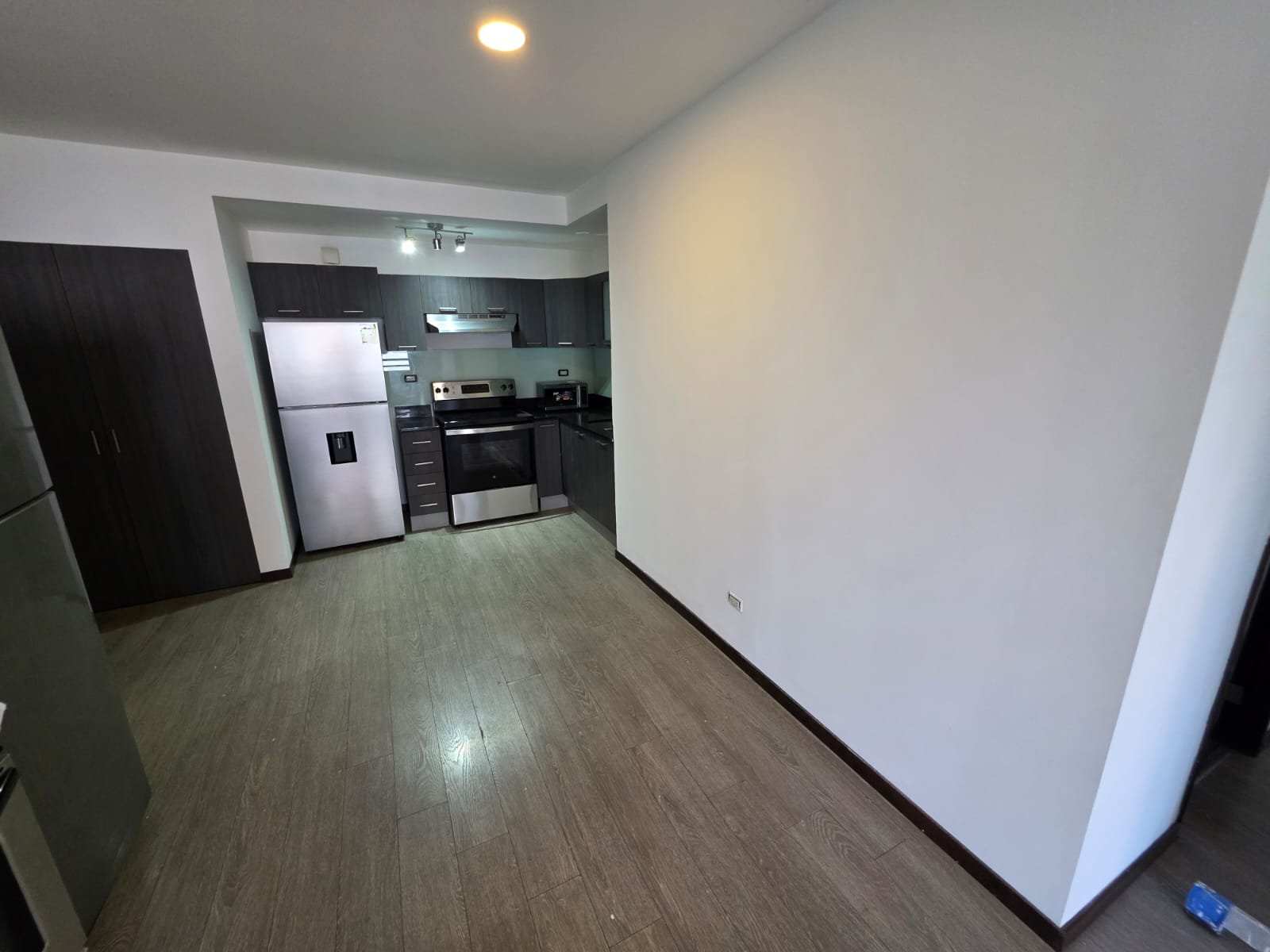 Apartamento en renta zona 10 3 habitaciones y gimnasio