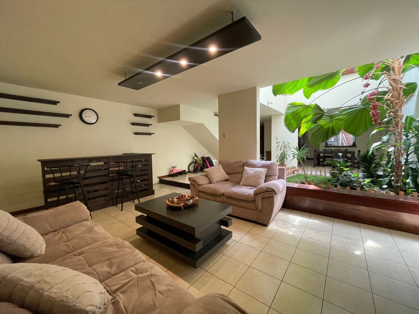 Zona 10 - Casa en VENTA de 3 habitaciones y jardí