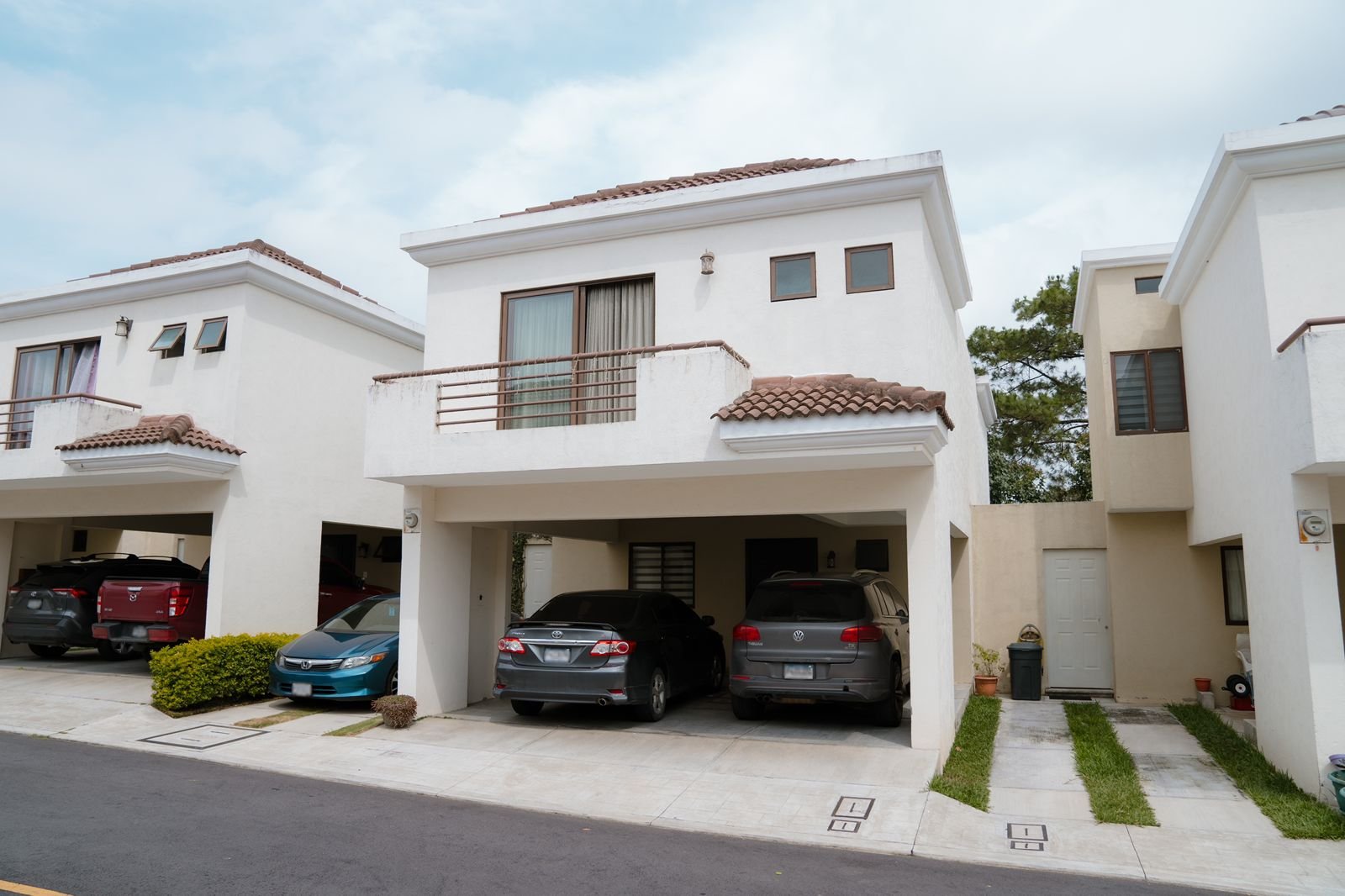 Casa en venta de 3 niveles y 4 habitaciones en  zona 16