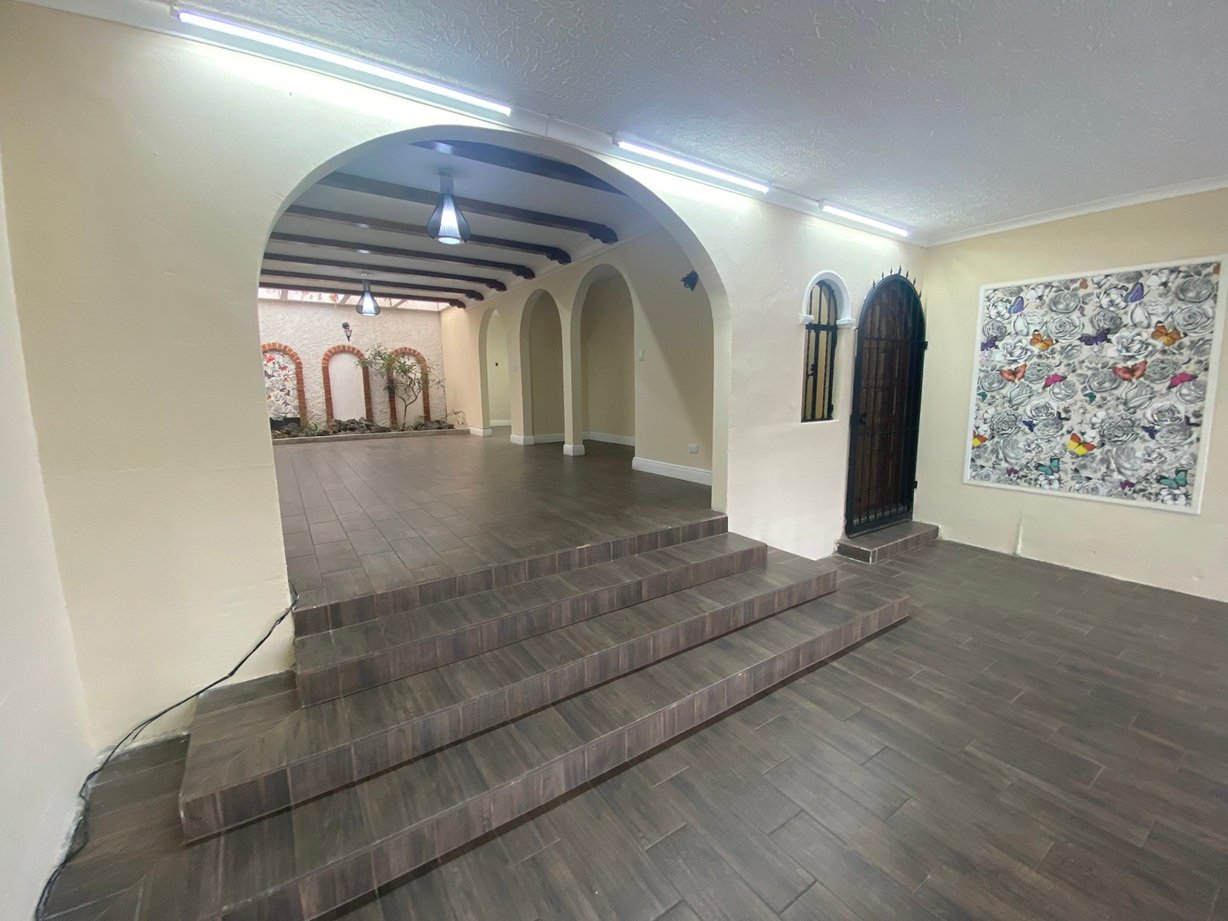 Casa Showroom en Alquiler Zona 10 sobre la diagonal 6