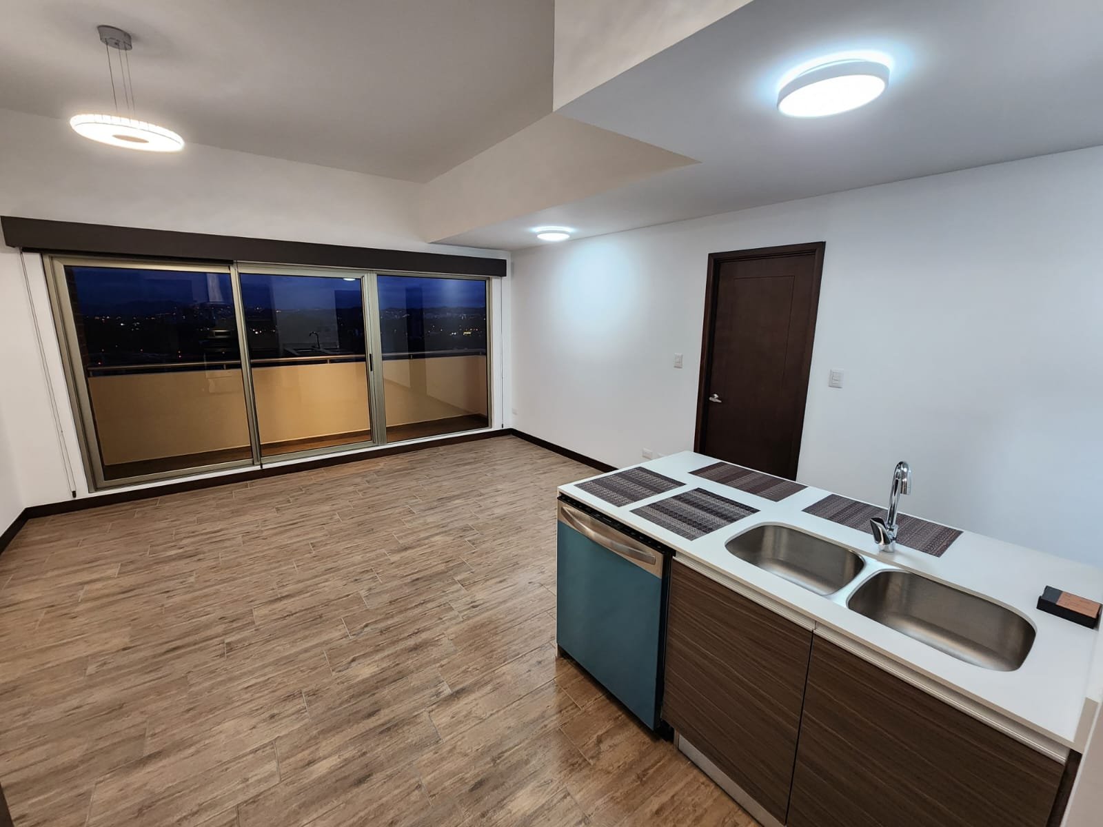 Apartamento con balcon en renta de 2 habitaciones en zona 10