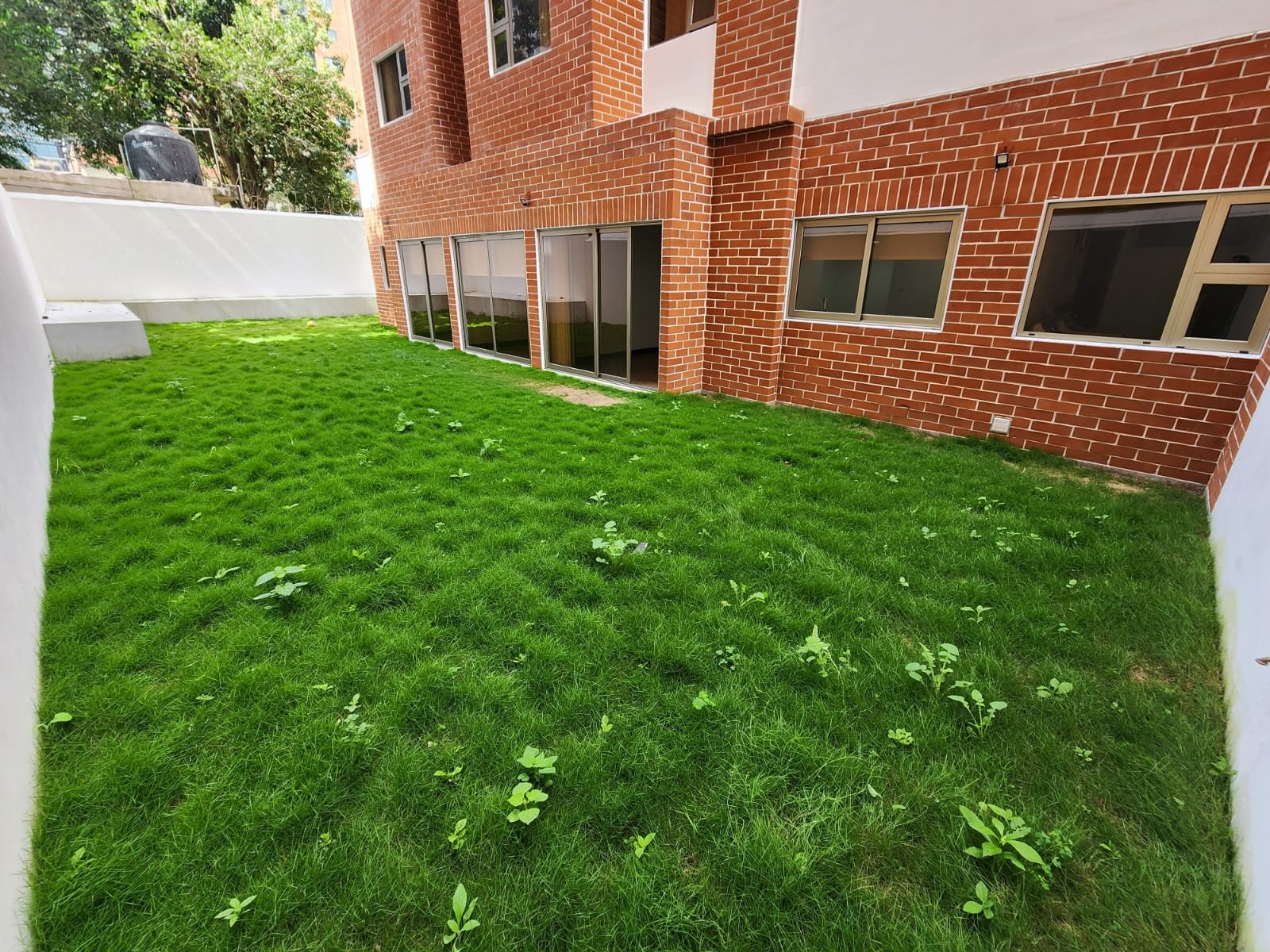 Apartamento con jardín en el 1er nivel  Zona 10