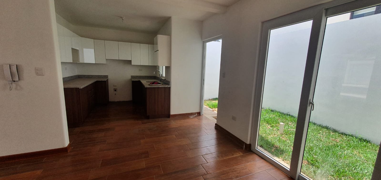 Casa en venta con sala familiar y 3 habitaciones en zona 16