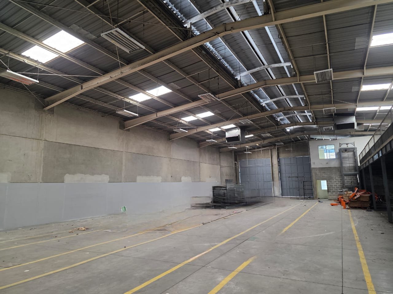 Ofibodega en renta en Villa Nueva a medio km de CA9