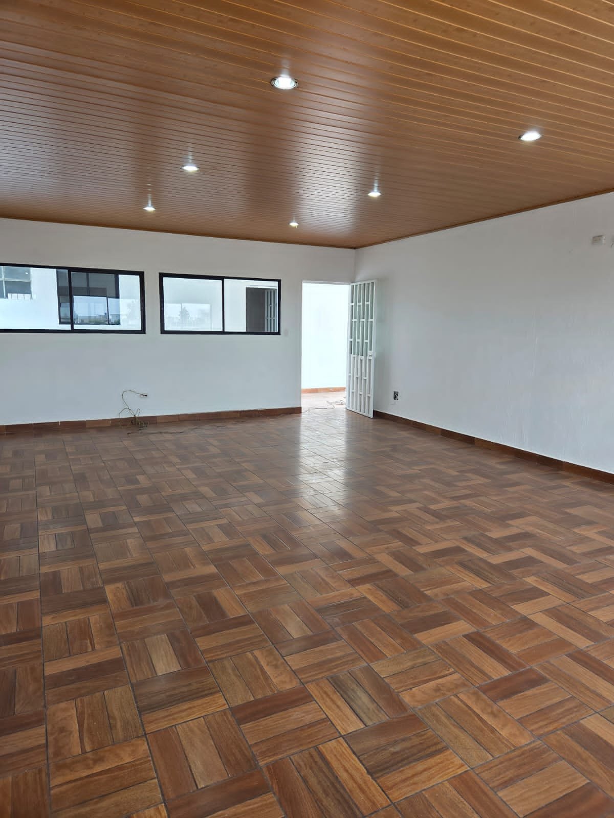 Casa para oficina en alquiler con 6 parqueos zona 7