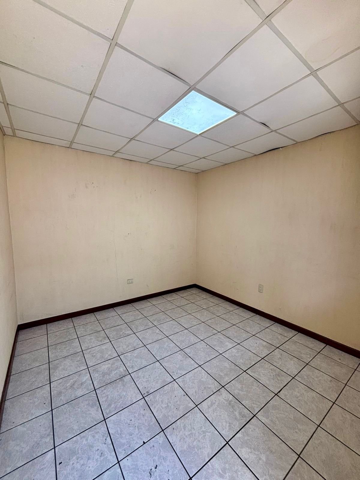 Casa ideal para oficinas o bodega en zona 13 con pérgola