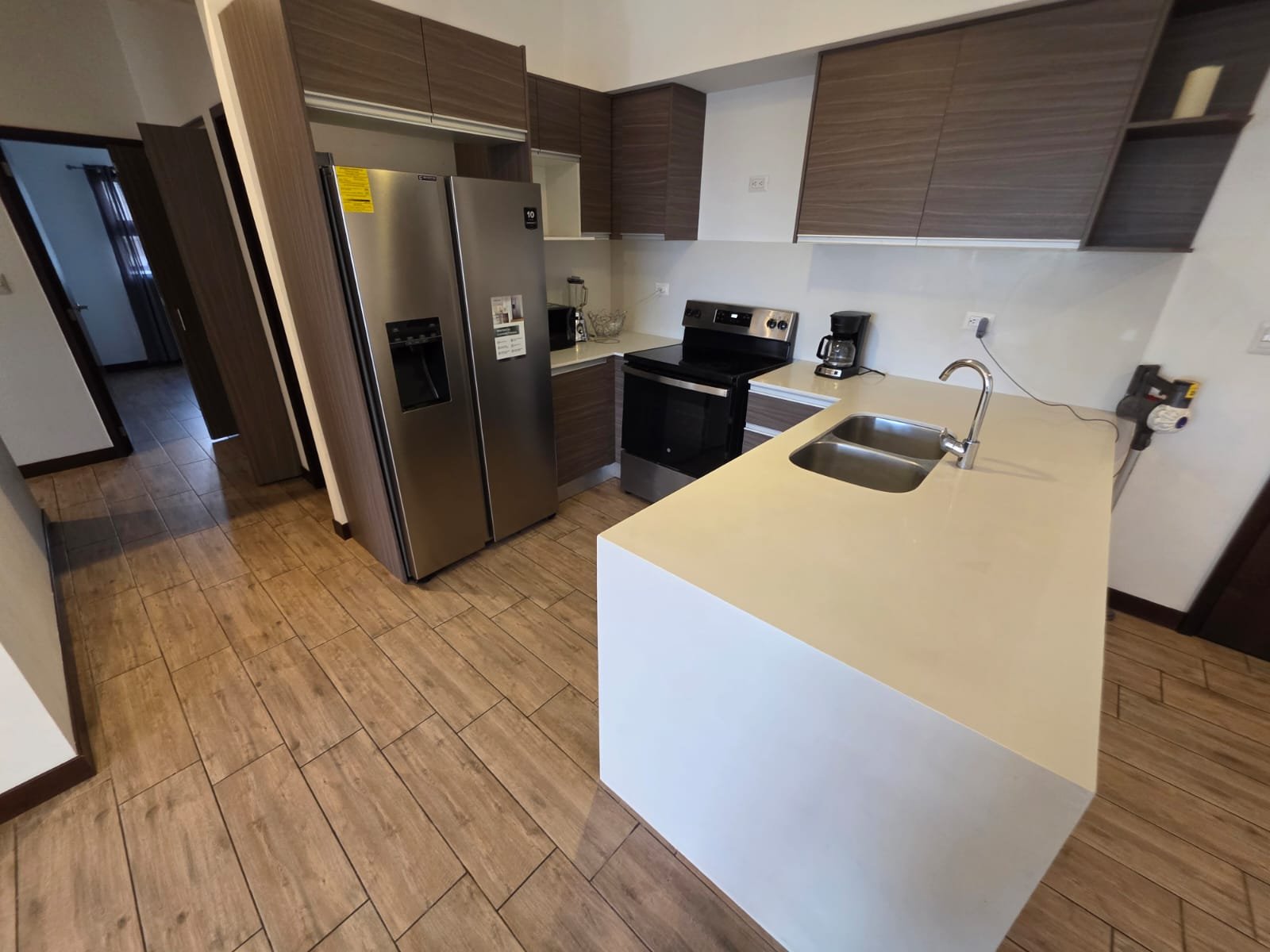 Apartamento en renta amueblado de 3 habitaciones en zona 10