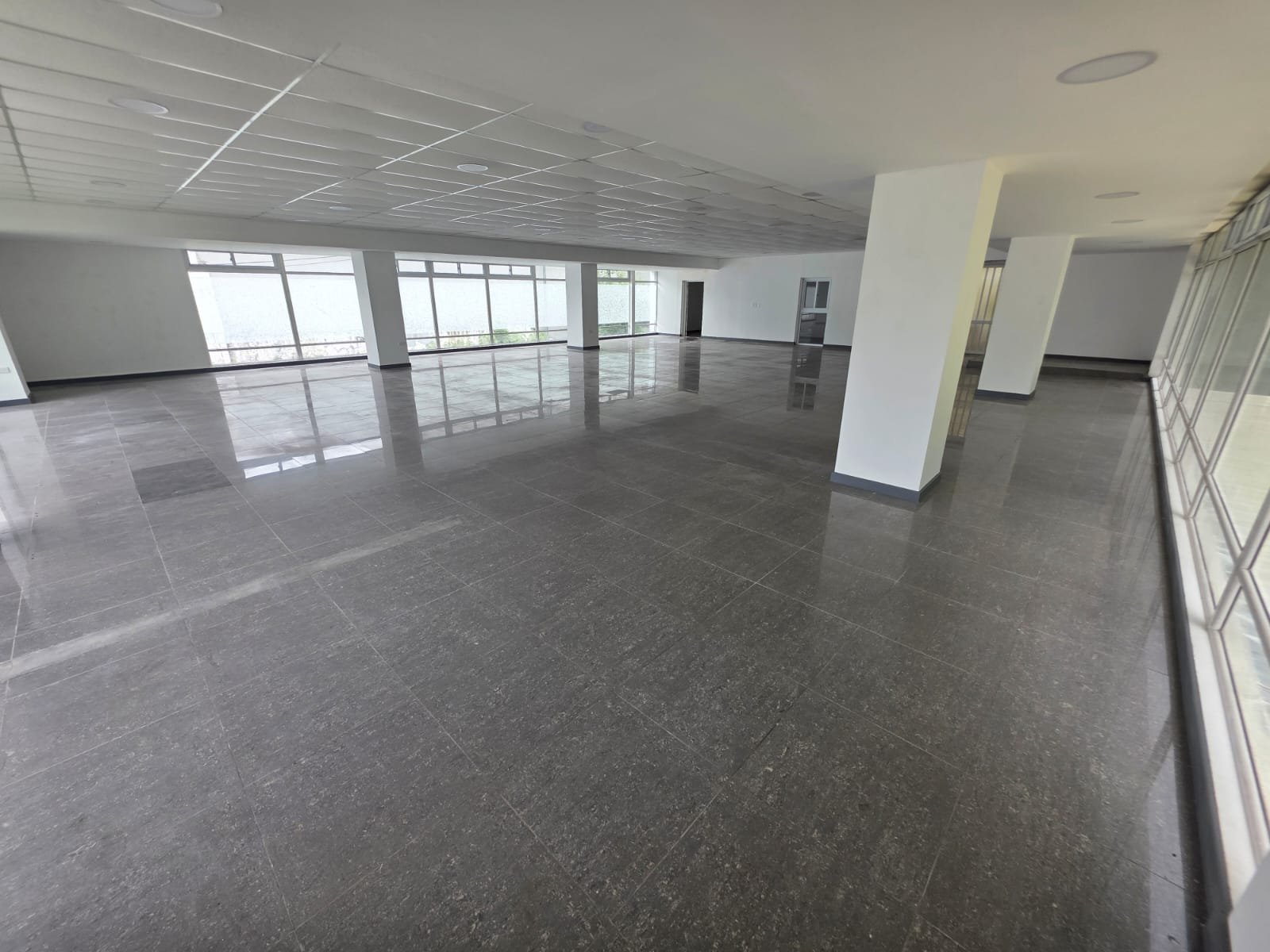 Renta de propiedad con 18 parqueos en KM 13.5 CAES