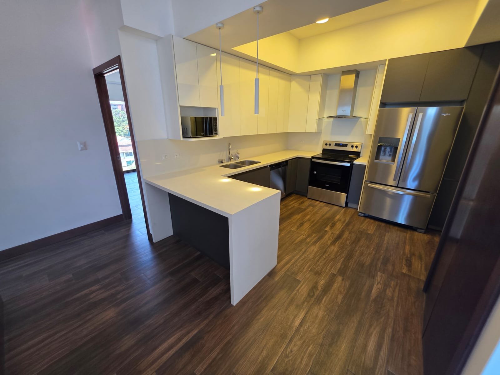 Apartamento en venta en zona 14 con habitacion de servicio