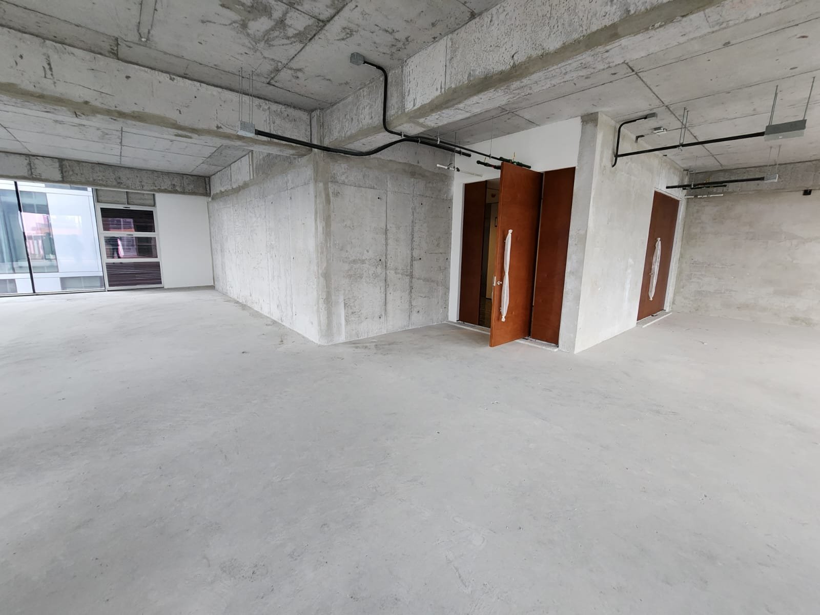 Renta de oficina con terraza y area comun en zona 10