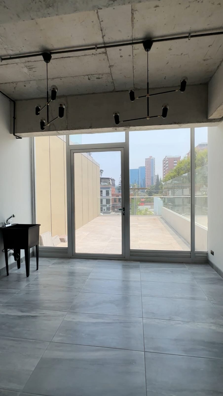 Oficina moderna en venta  con 1 parqueo en zona 10