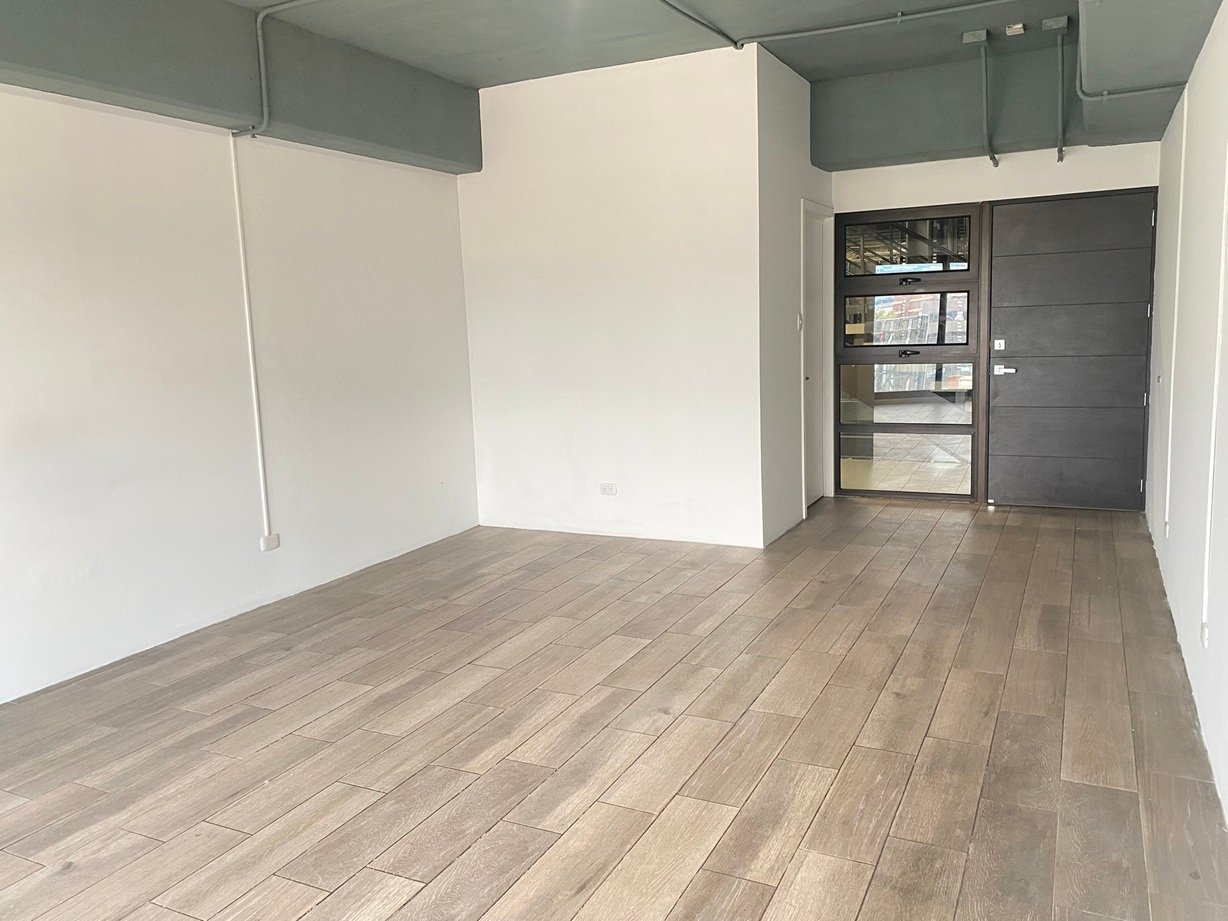 Oficina en renta nivel alto con balcon en zona 9