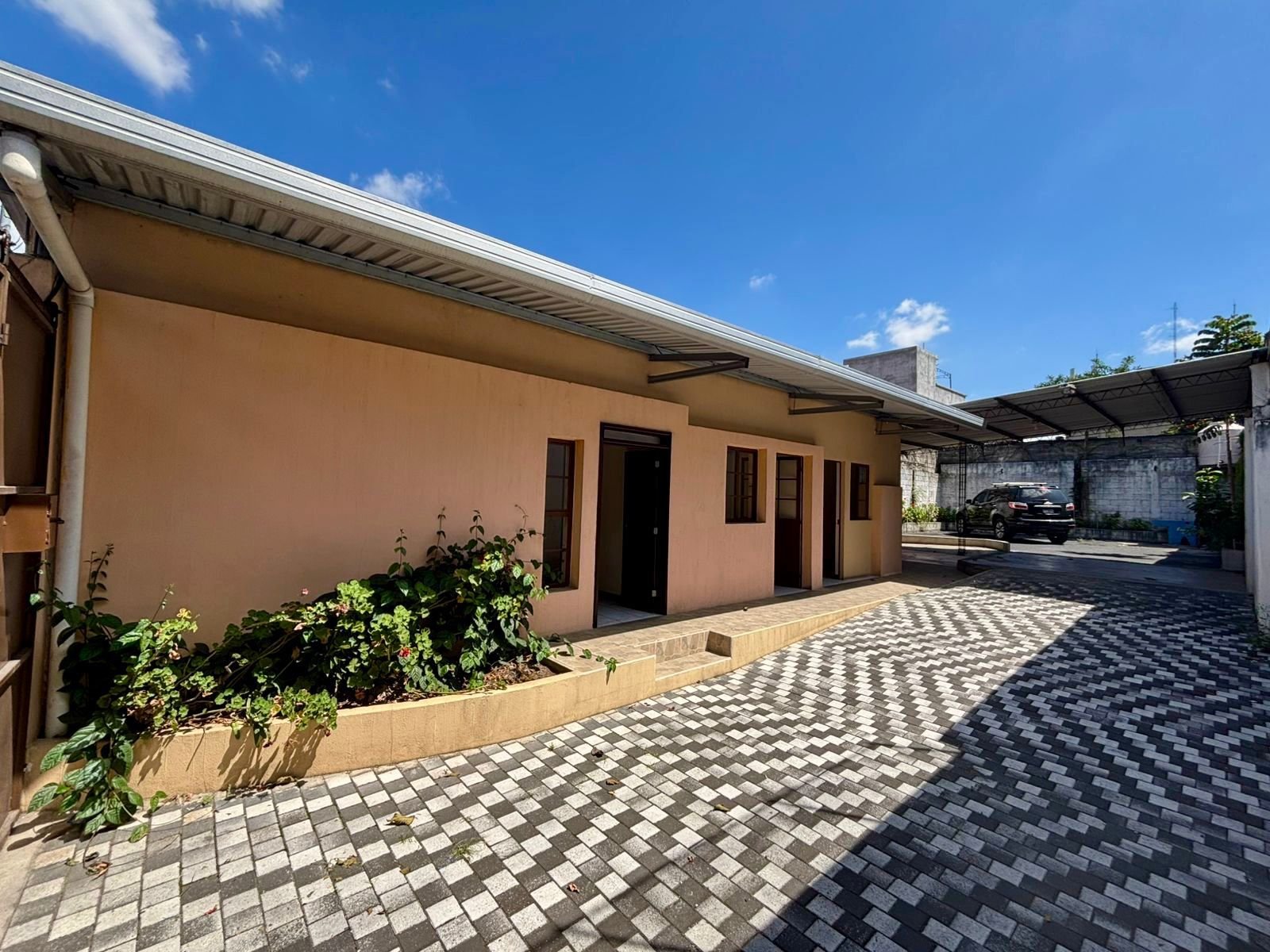 Casa en renta en zona 13 ideal para oficinas o bodegas