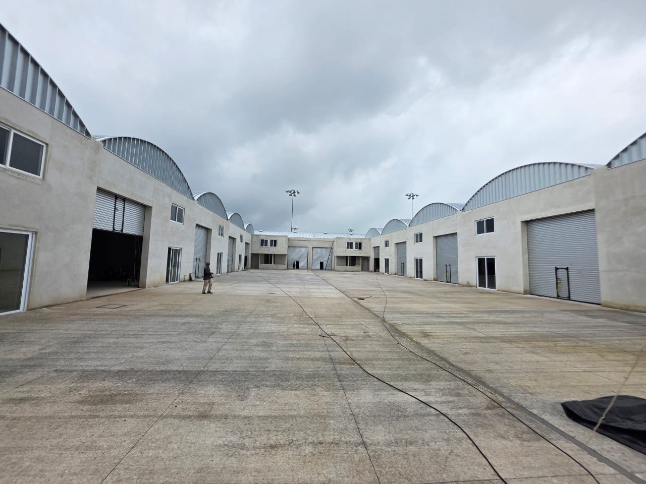 Rento bodega de 300 metros en kilometro 15.5 de CAES