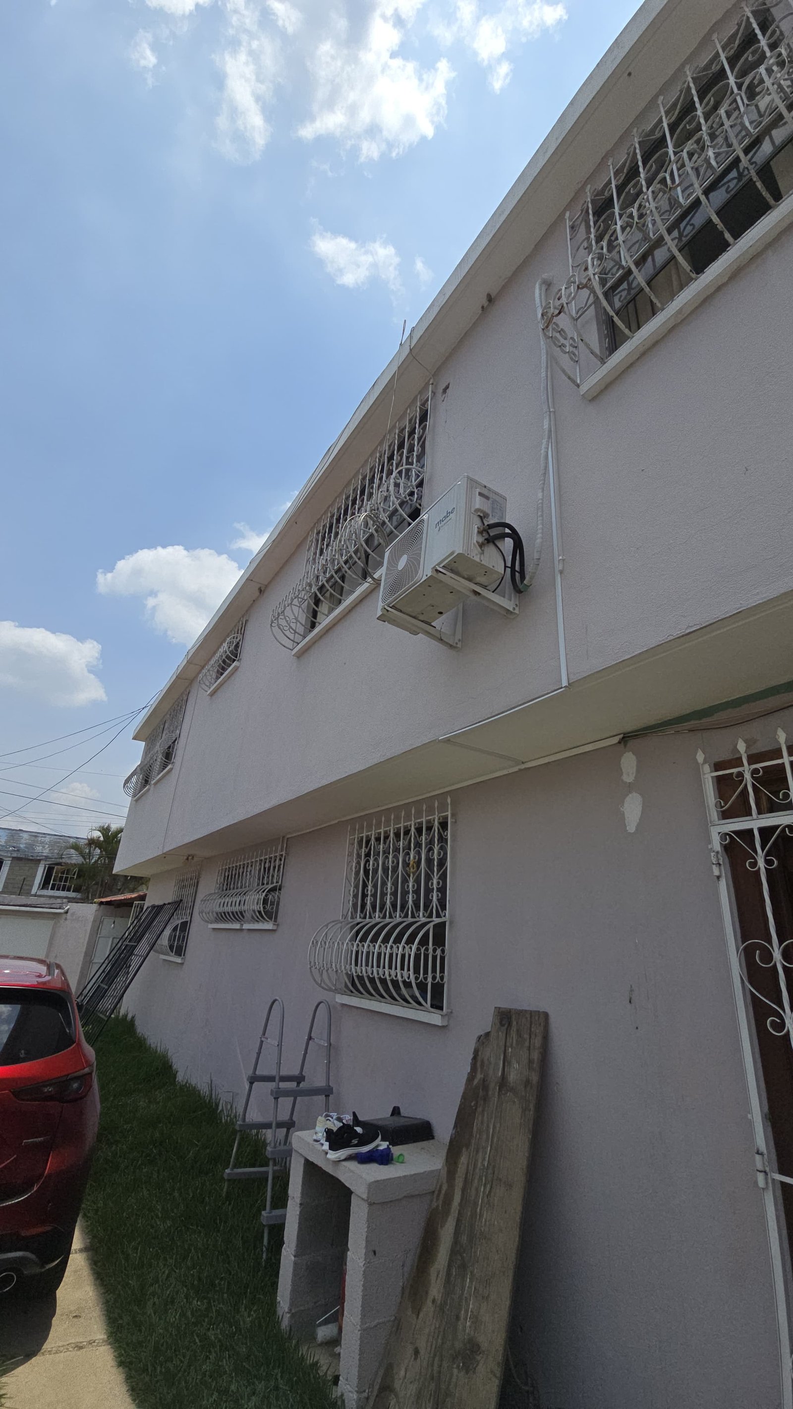 Casa en venta de 2 niveles con 6 parqueos