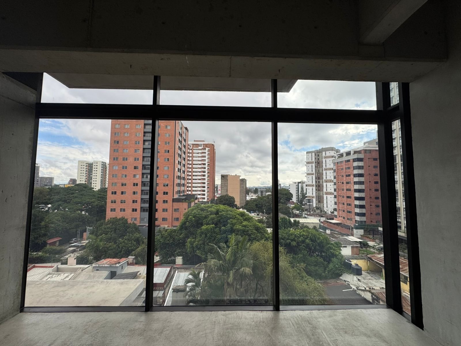 Renta de oficina en edificio céntrico de zona 10