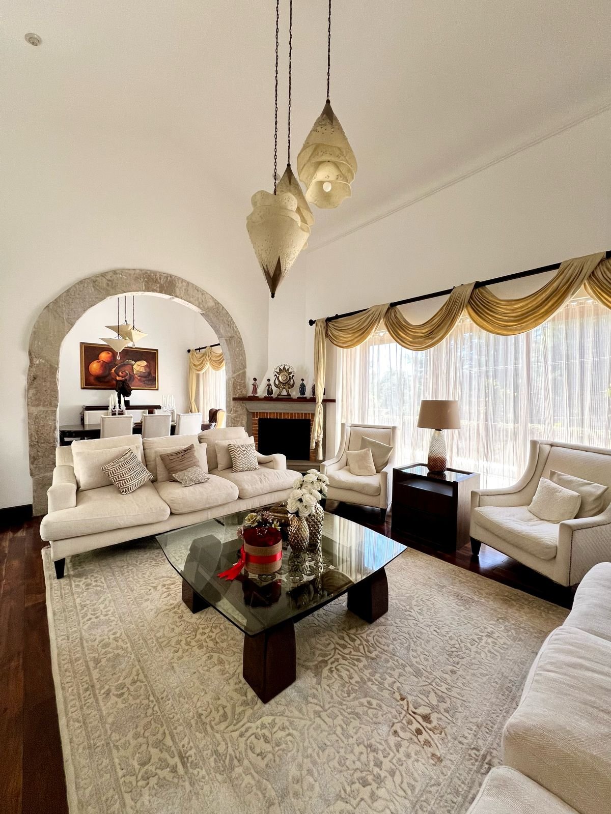 Casa en venta de 3 niveles 5 habitaciones en KM 14.5 CAES