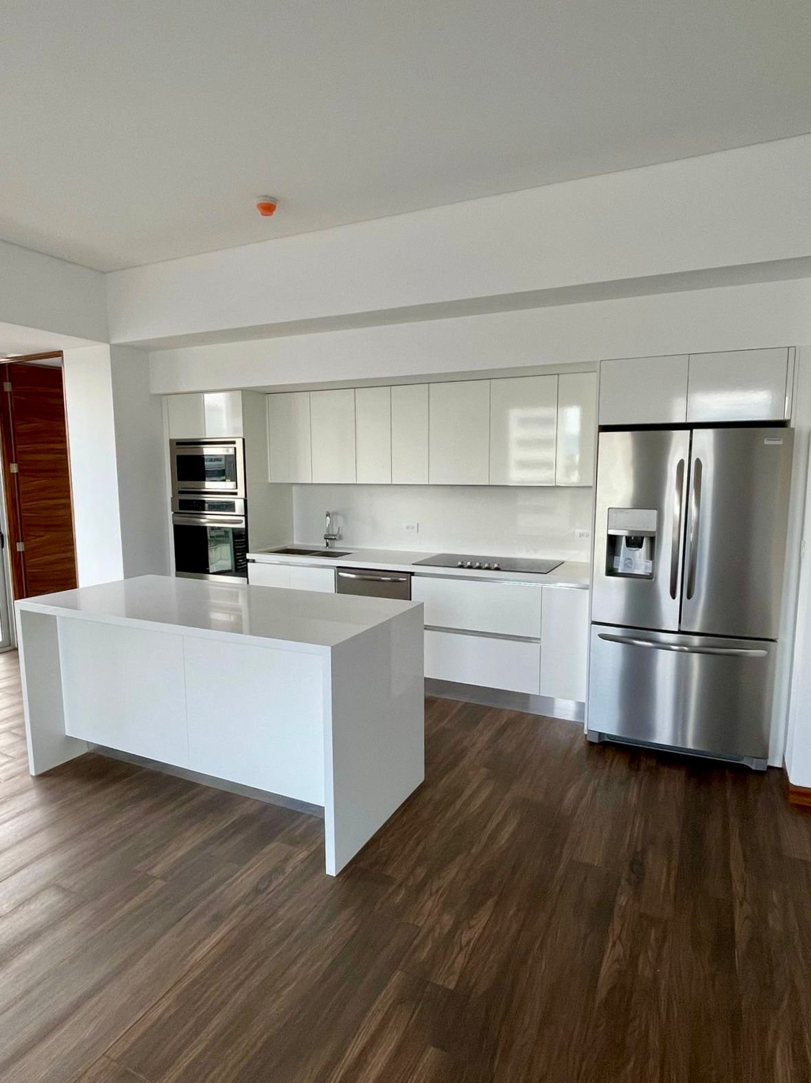 Apartamento con balcon amplio y 3 habitaciones en zona 10