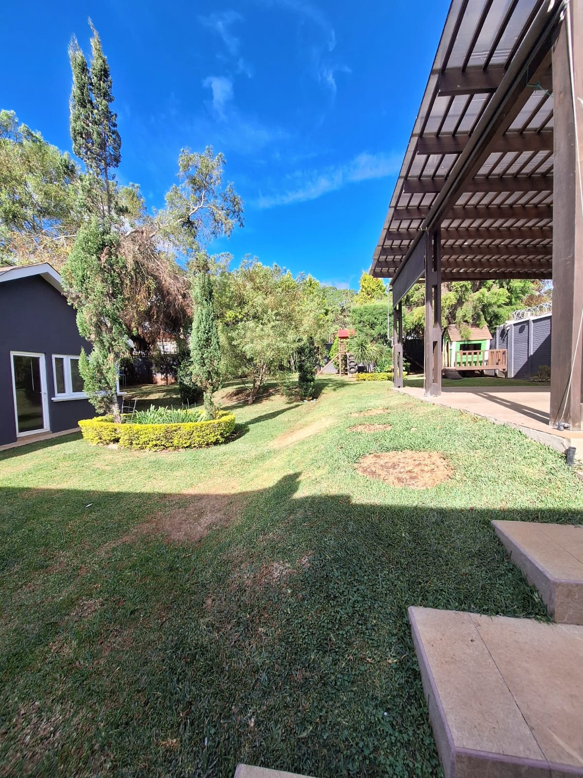 Venta de casa con jardin amplio en Casa y Campo