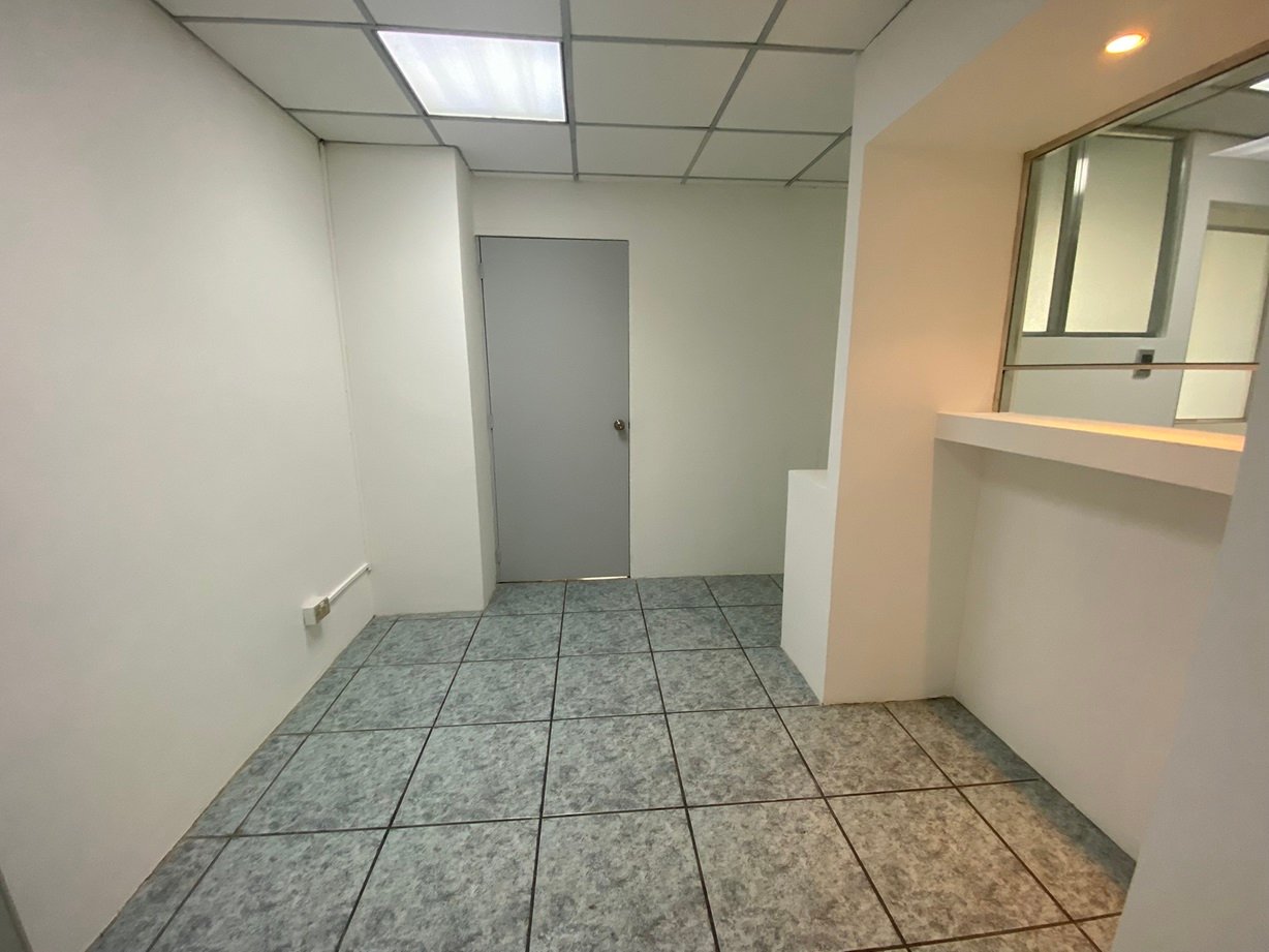 Oficina en alquiler nivel bajo sector Zona Viva zona 10