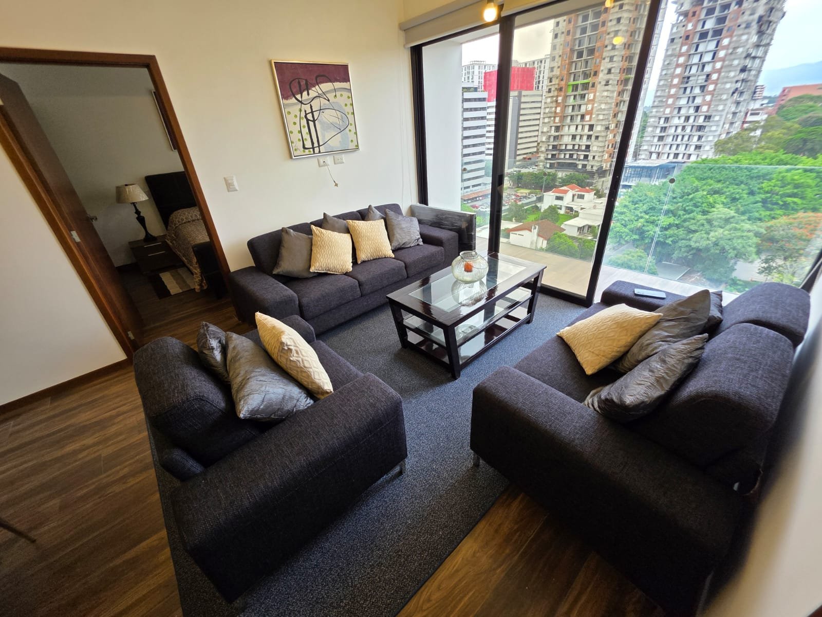 Apartamento en renta de 2 habitaciones y balcón en zona 10