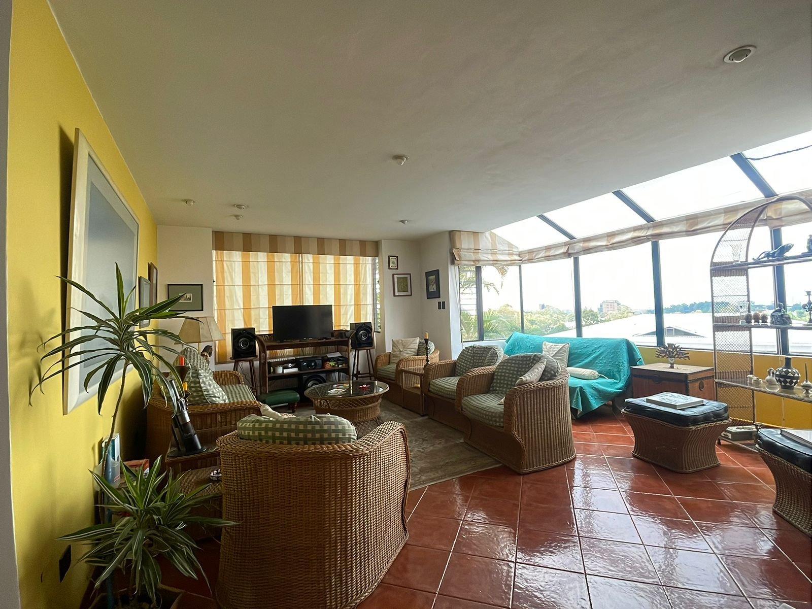 Casa en venta de 3 niveles con 5 habitaciones en zona 15