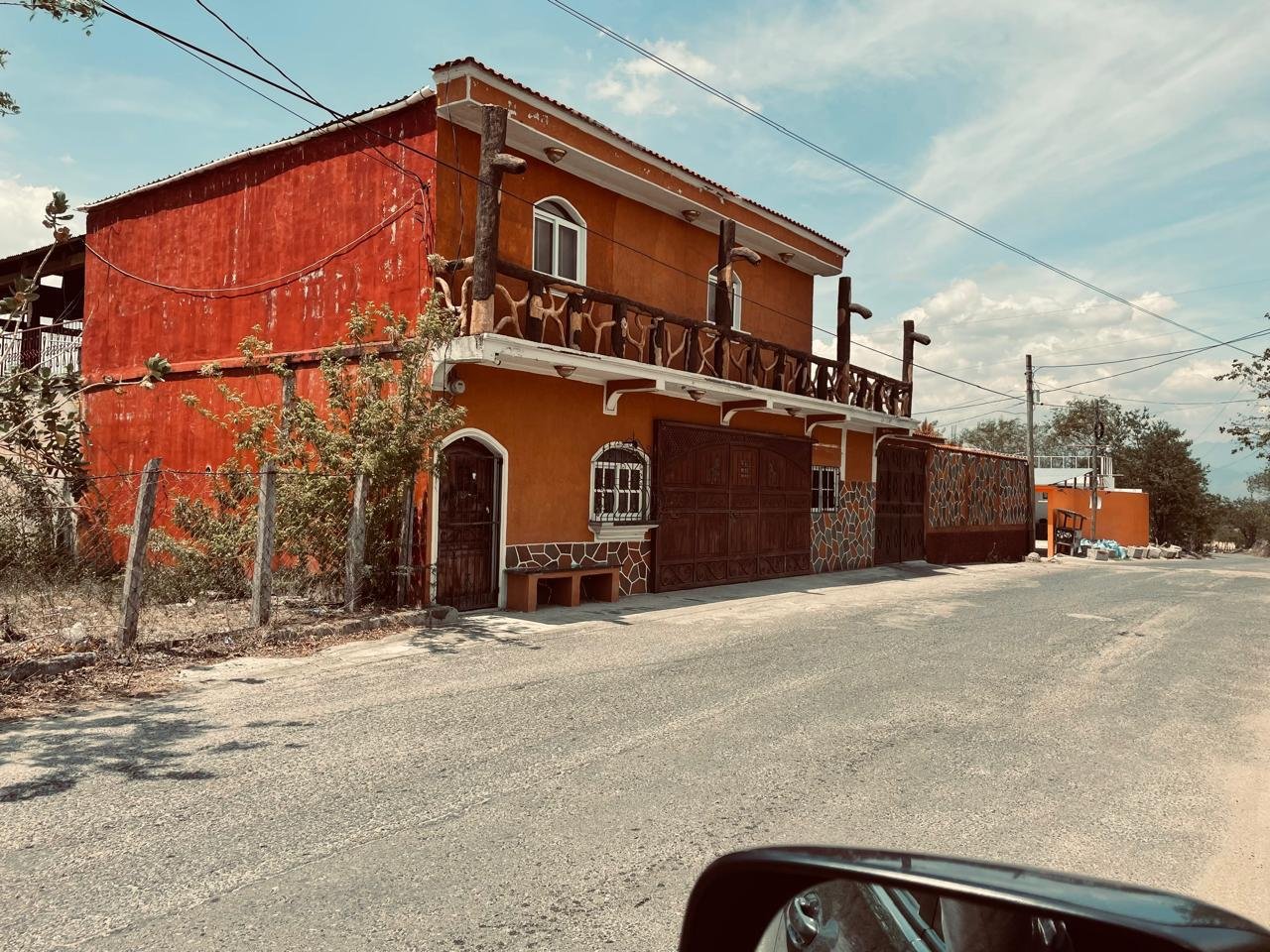 Casa en venta amueblada 2 niveles en aldea El Maguey Zacapa