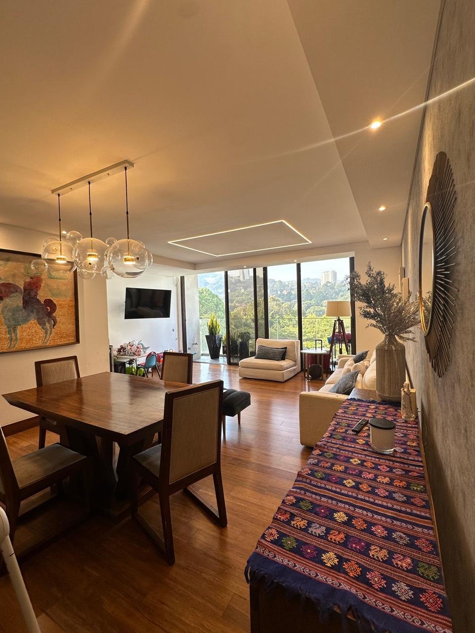 Rento apartamento de 3 habitaciones zona 15 VH2 nivel medio