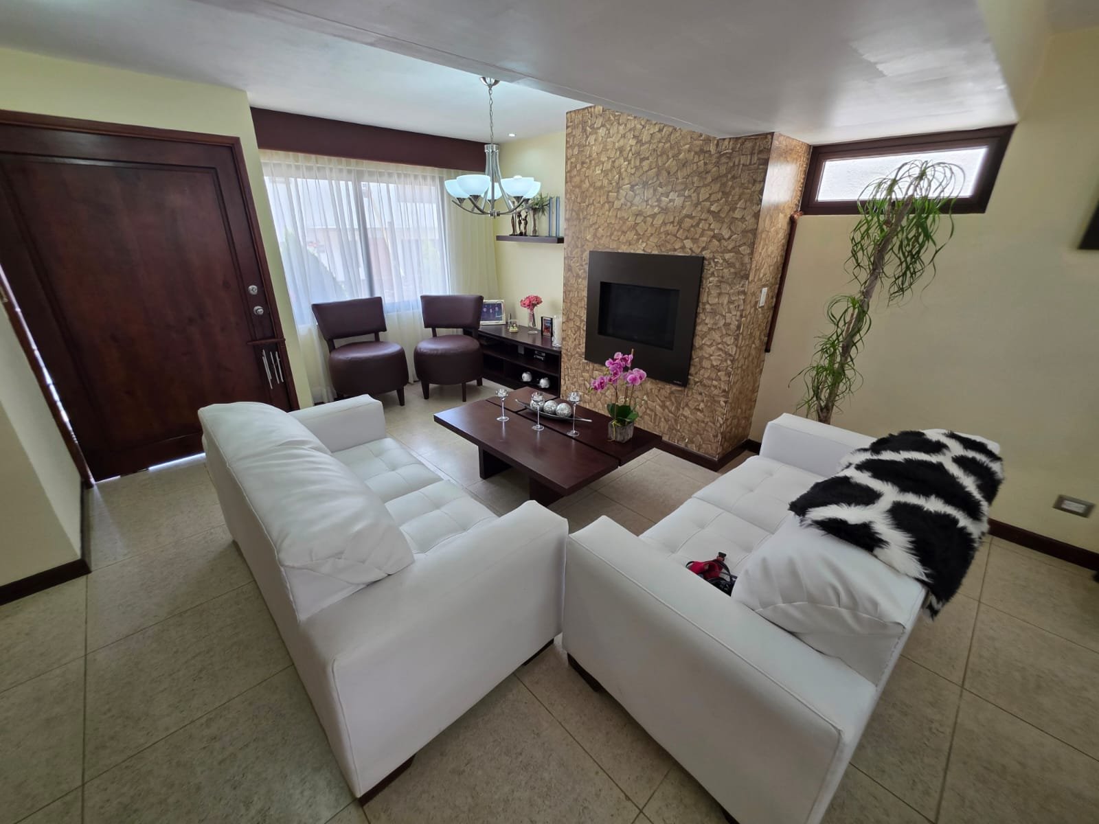 Casa en venta en Muxbal de 3 niveles y 4 habitaciones