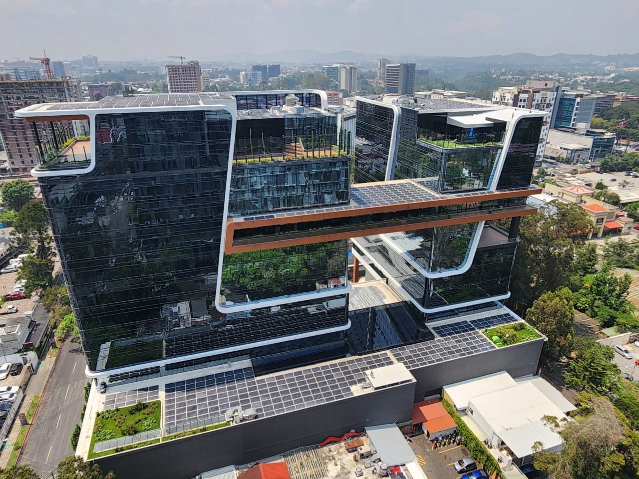 Rento oficina planta entera en Zona Viva zona 10