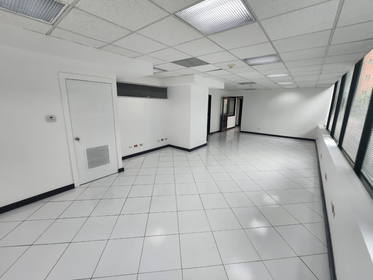 Vendo Amplia Oficina en zona 14