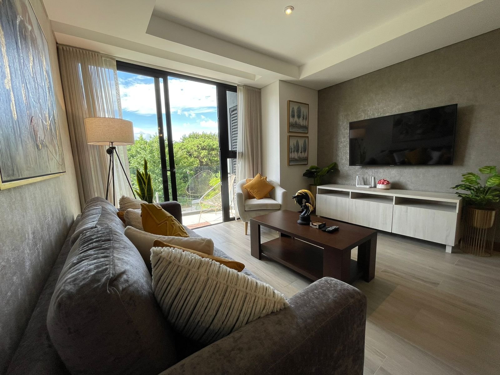 Renta de apartamento amueblado de 3 habitaciones zona 10