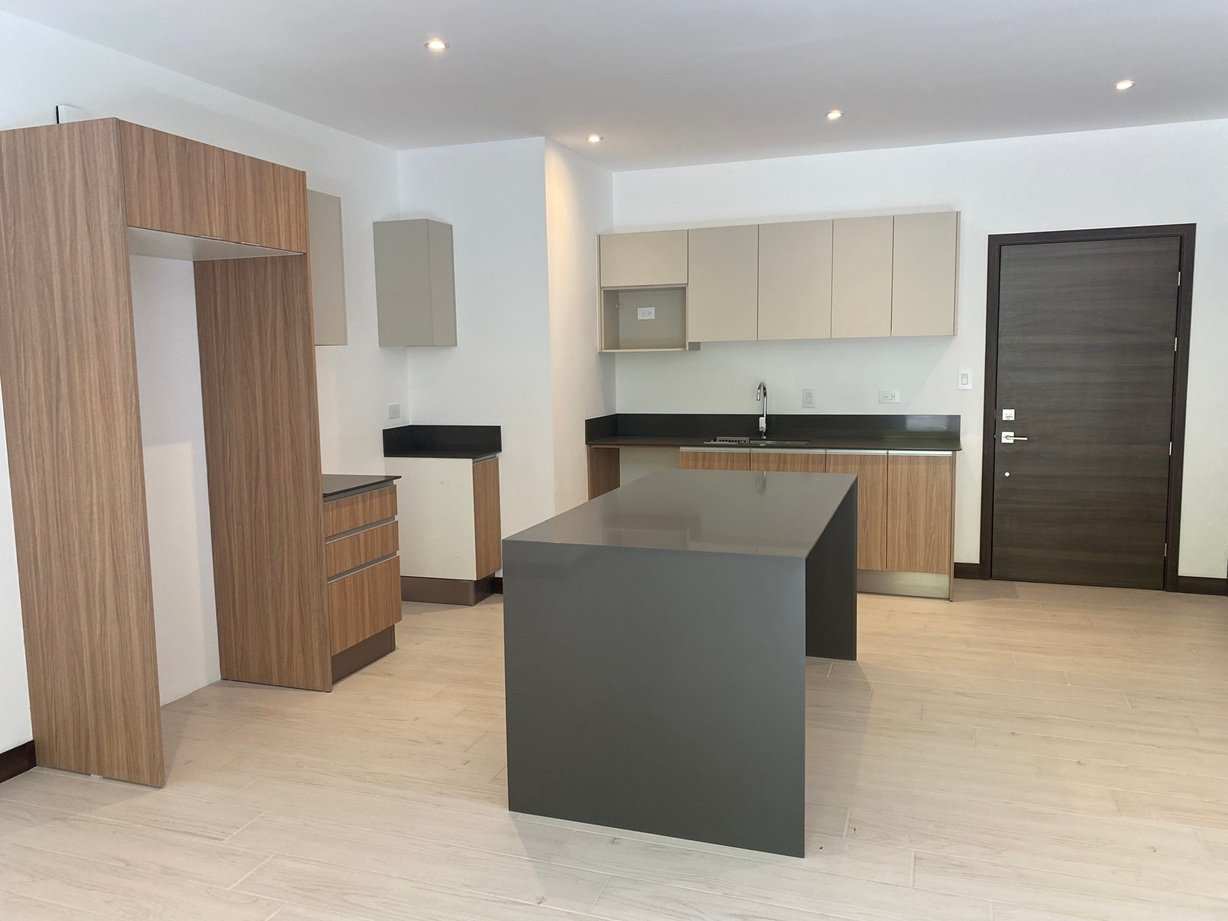Apartamento con terraza en venta de 3 habitaciones en zona 15