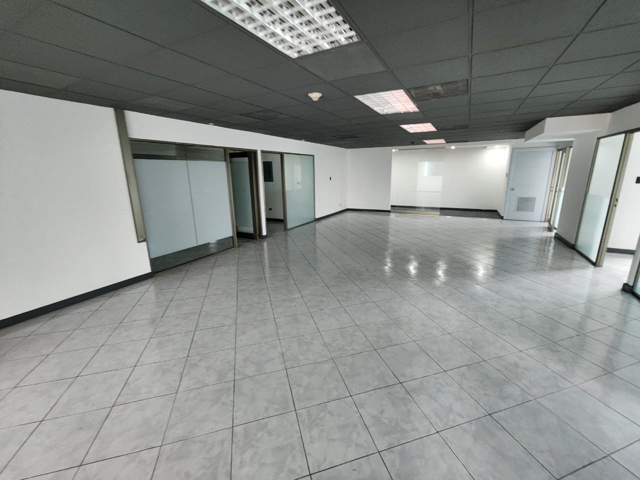 Alquilo Amplia Oficina en Europlaza zona 14