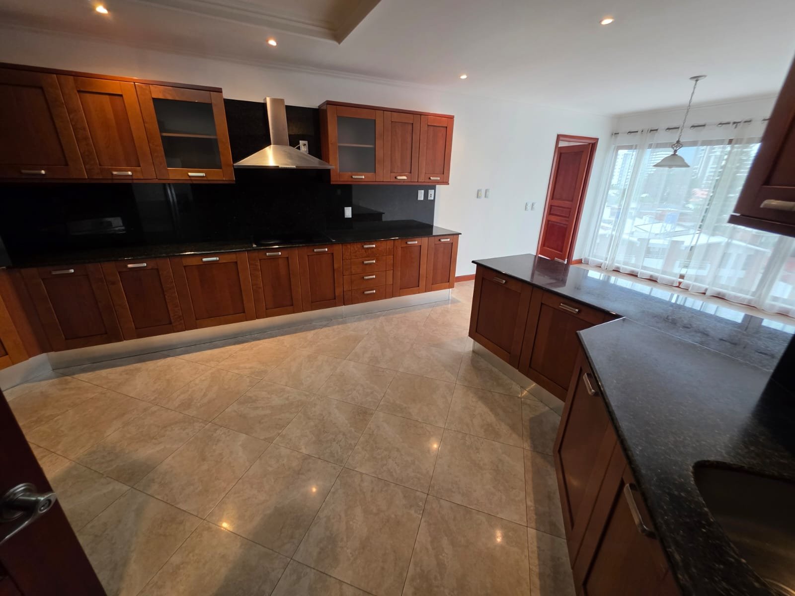 Apartamento en renta de 3 habitaciones con terraza en z14