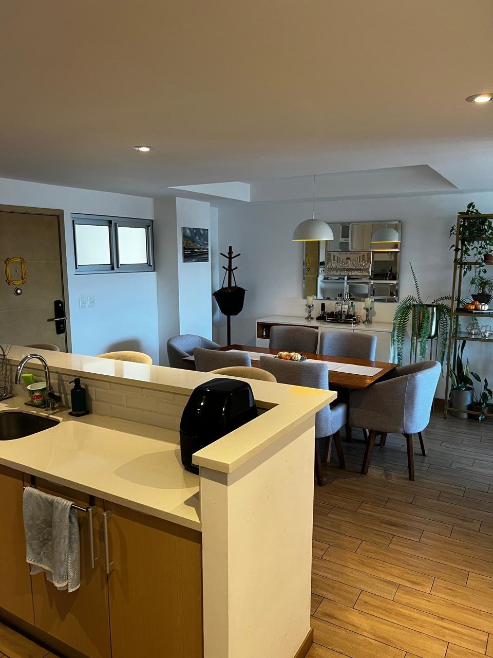 Apartamento semiamueblado en renta con 3 habitaciones Z10