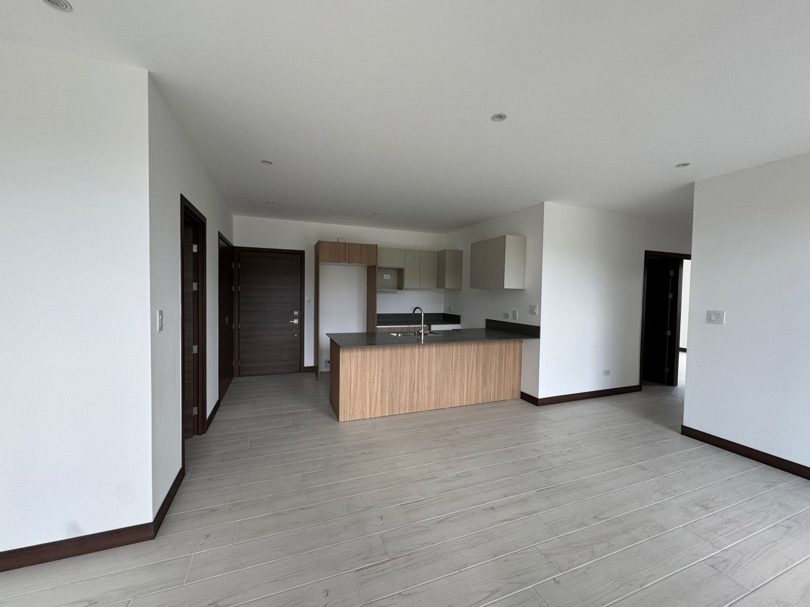 Apartamento en renta en zona 15 con 3 habitaciones y piscina