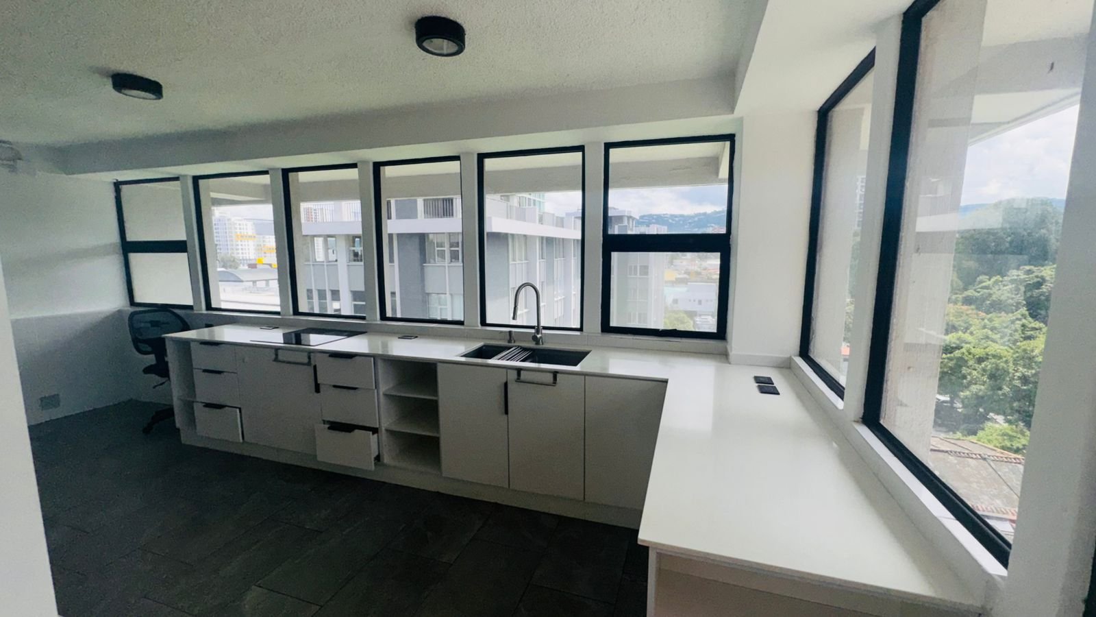 Apartamento con balcon en renta de 3 habitaciones en zona 10