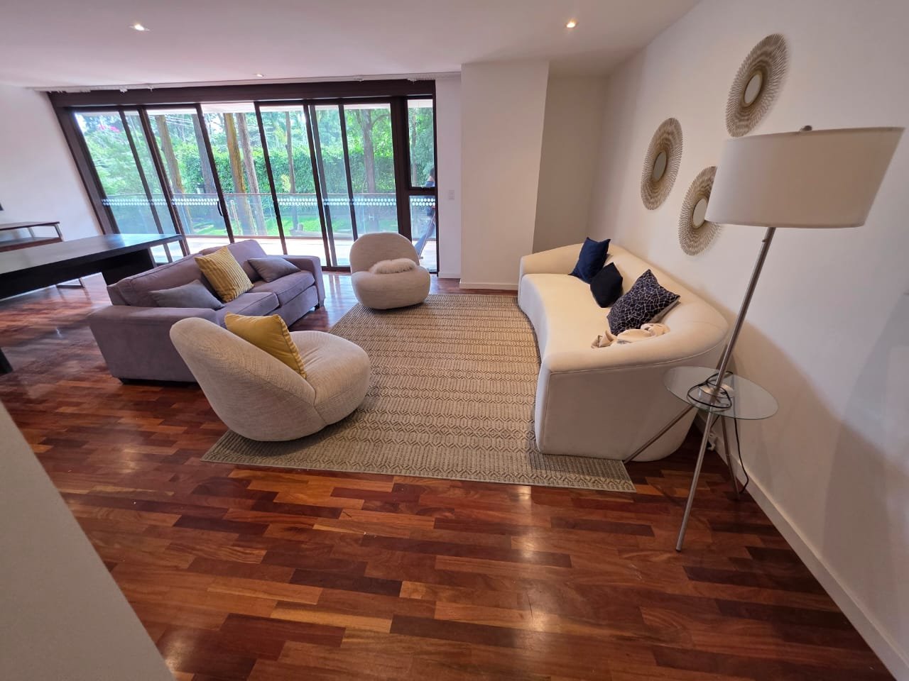 Apartamento en renta en zona 10 con 3 habitaciones y balcon